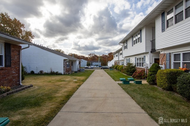 view of yard featuring a residential view