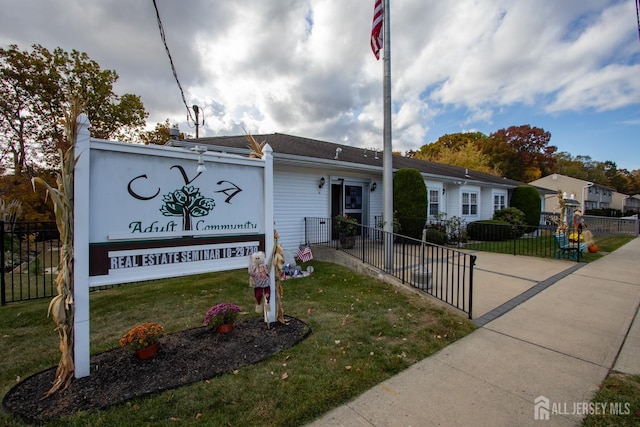 view of front of house featuring a front yard and fence