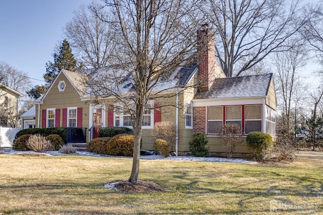 view of front facade featuring a front yard