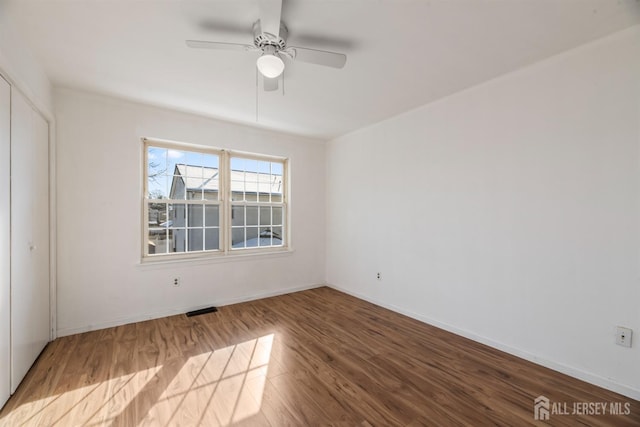 unfurnished room with light wood-type flooring, a closet, and ceiling fan