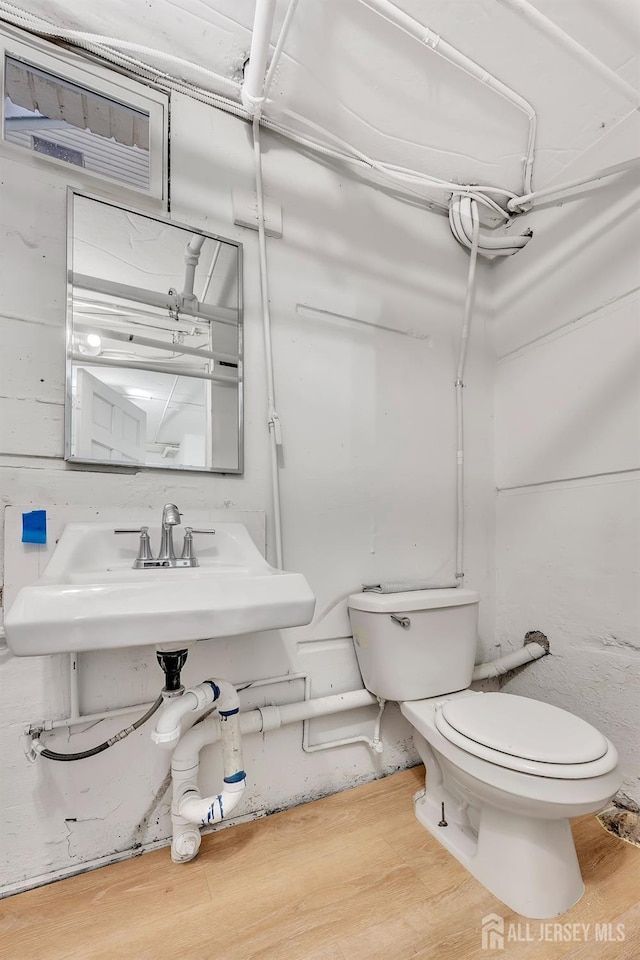 bathroom featuring sink and toilet