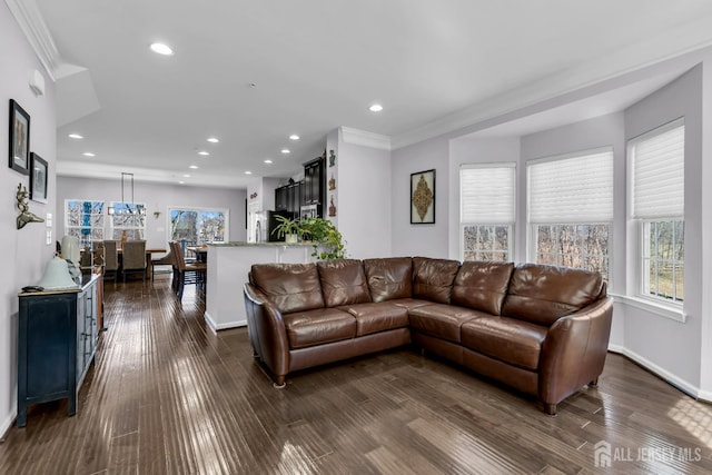 living room with recessed lighting, baseboards, dark wood-type flooring, and crown molding