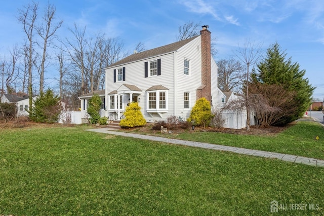 view of front of home featuring a front yard