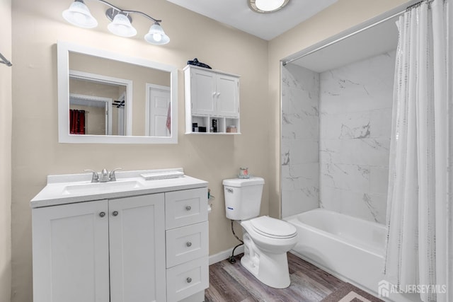full bathroom featuring shower / bath combination with curtain, wood finished floors, toilet, vanity, and baseboards