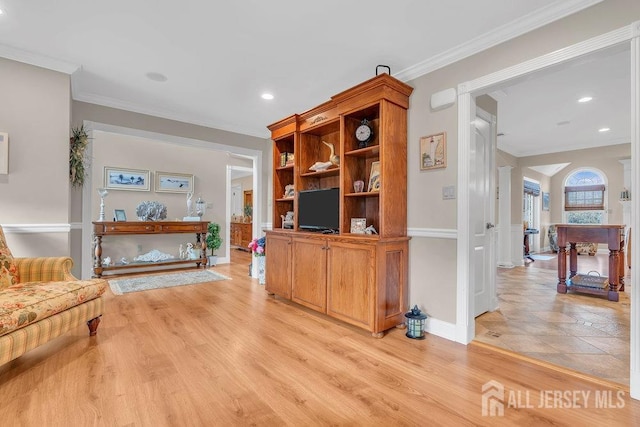 living room featuring crown molding, light wood-style floors, baseboards, and recessed lighting