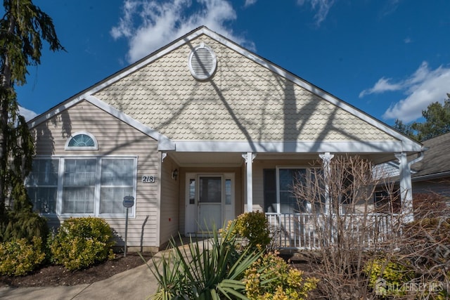 view of front of property featuring a porch