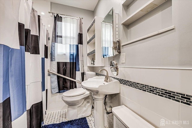 full bathroom featuring toilet, tile walls, and a shower with shower curtain