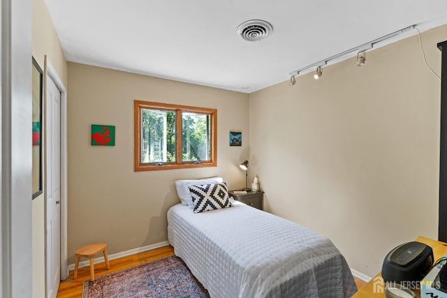 5 Meade Ct, Piscataway, NJ 08854 - bedroom featuring light wood finished floors and a closet