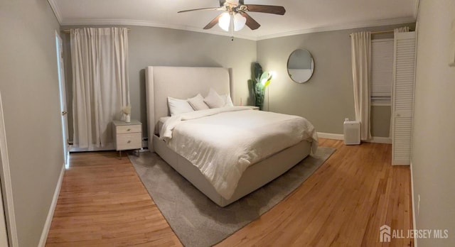 bedroom with light hardwood / wood-style floors, crown molding, and ceiling fan