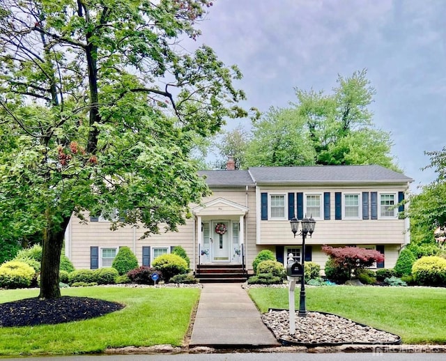 bi-level home featuring a front yard