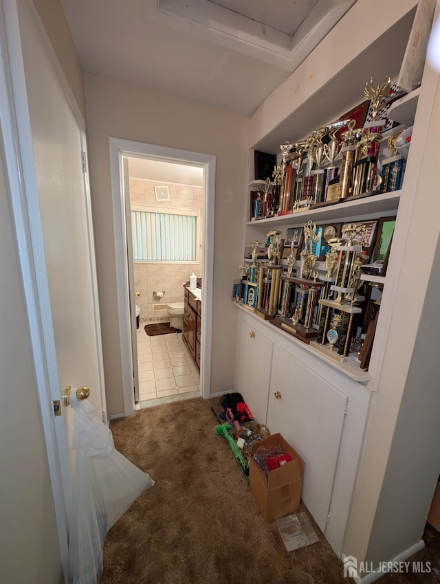 28 Tanglewood Ln, East Brunswick, NJ 08816 - corridor featuring carpet flooring