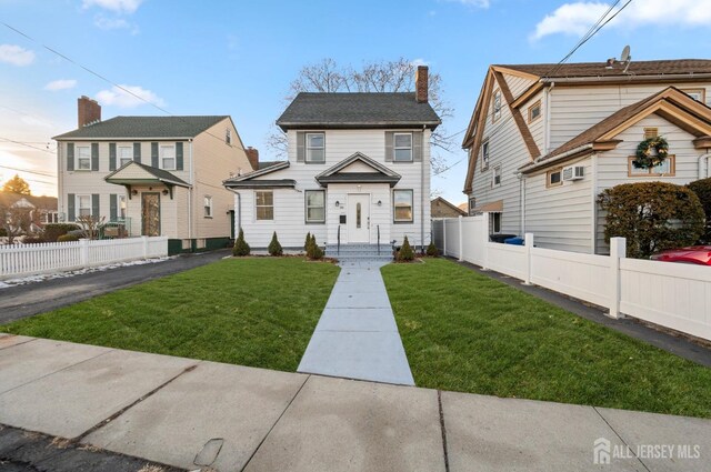 view of front facade with a front lawn