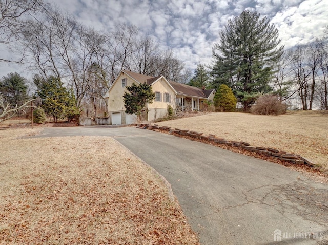 view of front of house featuring aphalt driveway