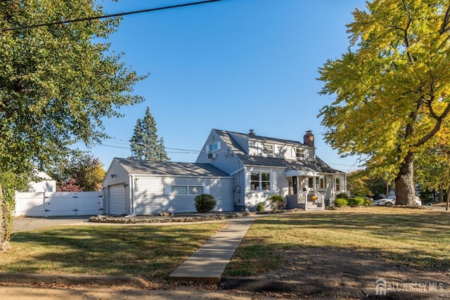 view of front of property featuring a front yard