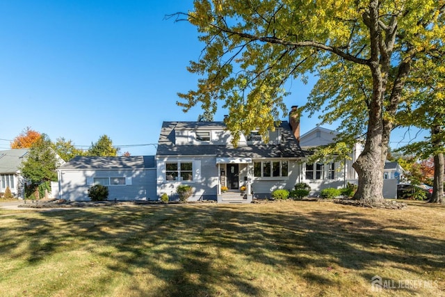 view of front of house featuring a front lawn