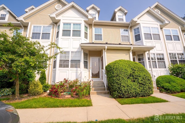 908 Blossom Cir S, Brunswick, NJ 08810 - multi unit property featuring entry steps