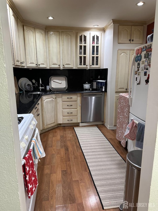 kitchen with dark wood-type flooring, tasteful backsplash, dishwasher, and electric stove