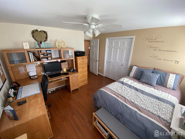 bedroom featuring dark hardwood / wood-style floors, ceiling fan, and a closet