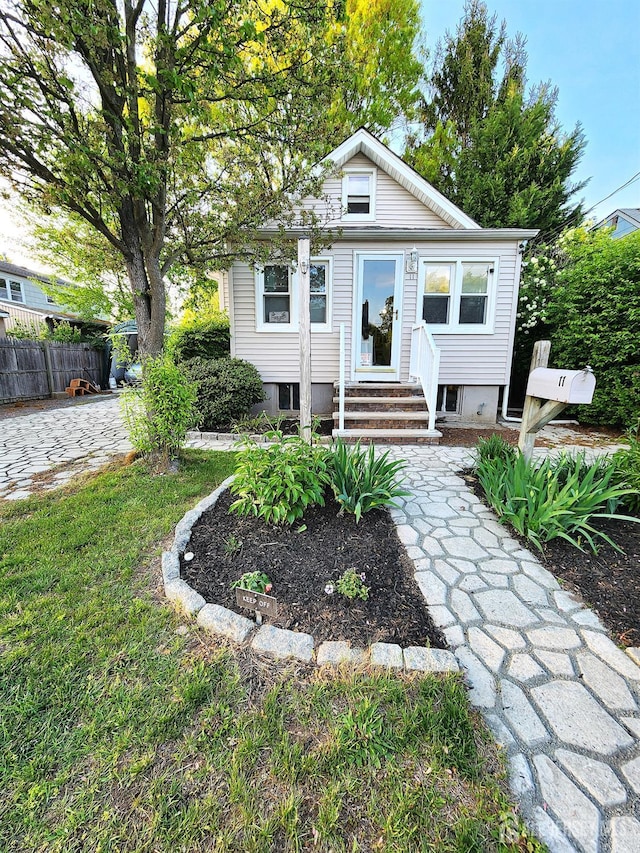 11 Melbourne St, Edison, NJ 08817 - bungalow featuring entry steps