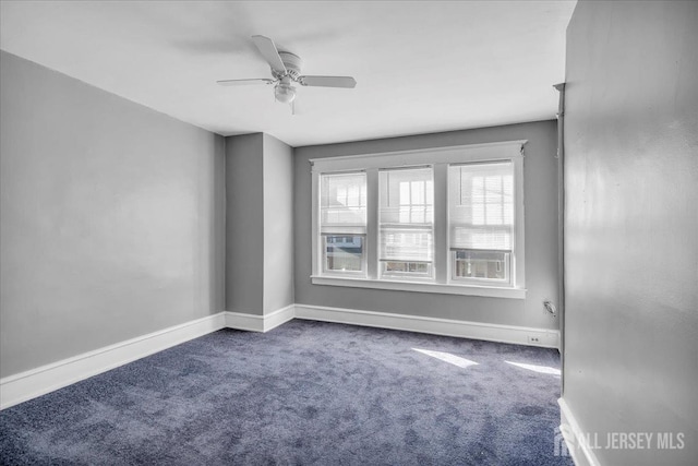 carpeted empty room featuring ceiling fan