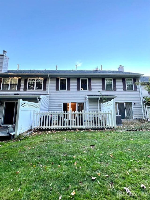 view of front of home with a front lawn