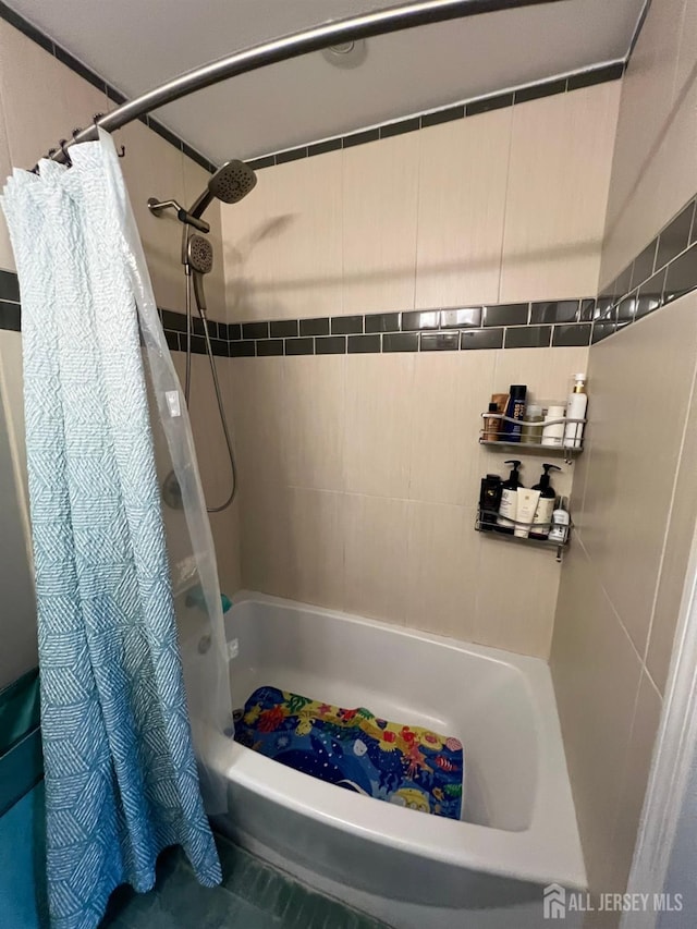 bathroom with shower / tub combo with curtain