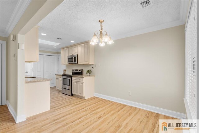 kitchen featuring pendant lighting, stainless steel appliances, ornamental molding, light hardwood / wood-style floors, and a textured ceiling