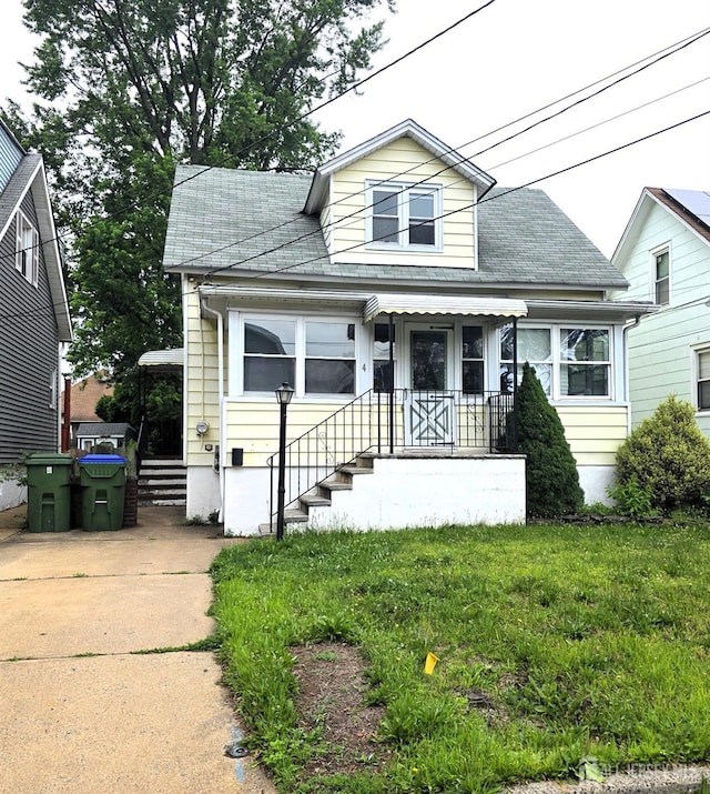 4 Vale St, Edison, NJ 08817 - bungalow featuring a shingled roof