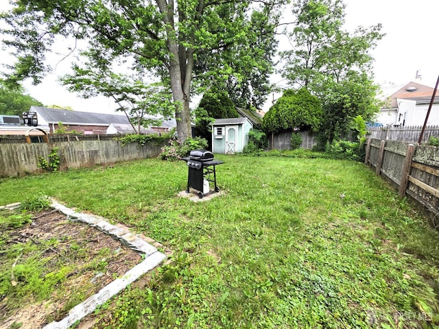 4 Vale St, Edison, NJ 08817 - fenced backyard featuring a shed