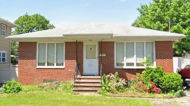 view of front of house featuring a front lawn