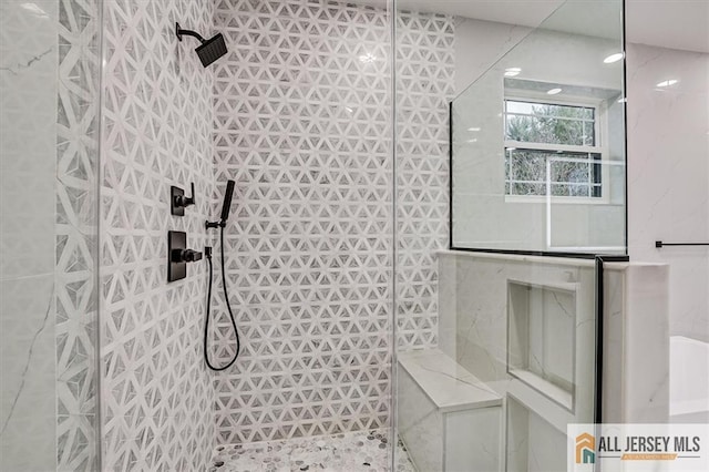 bathroom featuring a tile shower