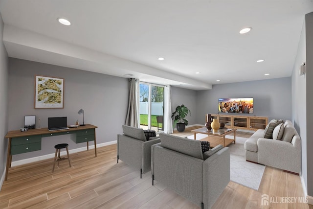 living area featuring light wood-style floors, baseboards, and recessed lighting