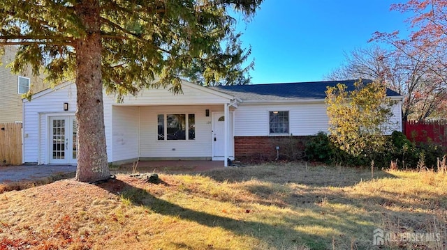 single story home featuring a front lawn