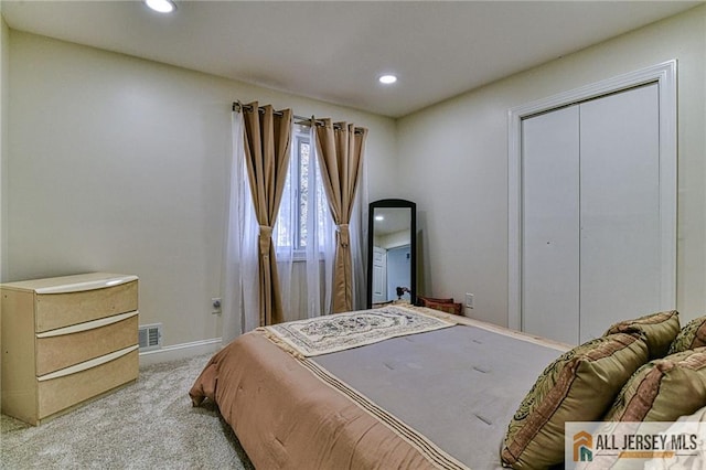 bedroom featuring recessed lighting, light colored carpet, visible vents, baseboards, and a closet