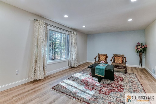 sitting room with light wood finished floors, visible vents, baseboards, and recessed lighting