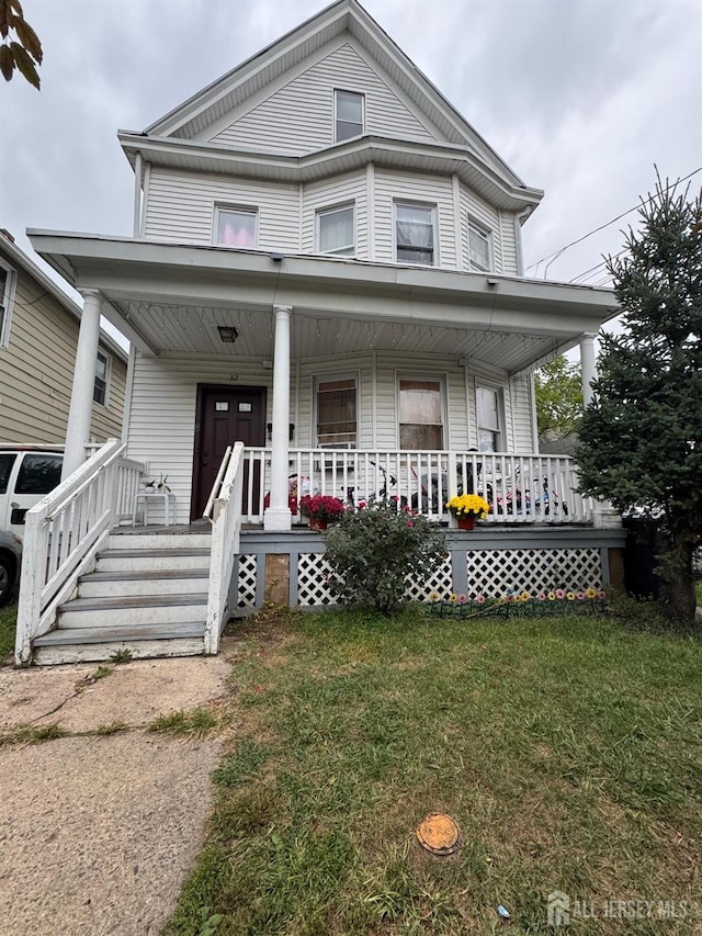 view of front of property featuring a porch and a front lawn