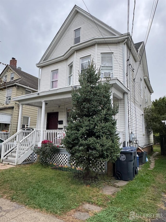 view of front of home with a front lawn and covered porch