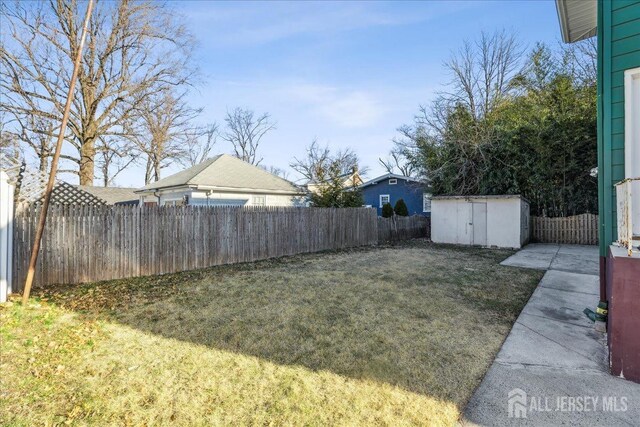 view of yard featuring a shed