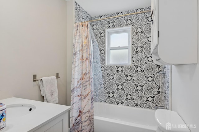 147 Grove Ave, Woodbridge Proper, NJ 07095 - full bath featuring shower / tub combo with curtain and vanity