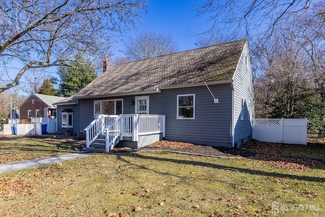 view of front of home featuring a front lawn