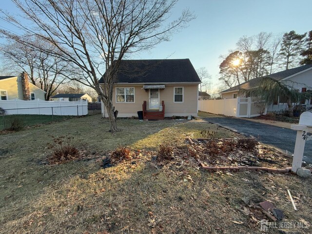 view of front facade with a front lawn