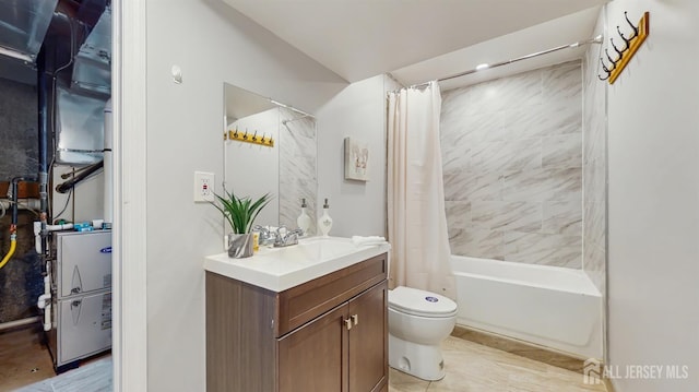 612 Magnolia Rd, North Brunswick, NJ 08902 - full bathroom with toilet, vanity, and shower / tub combo with curtain