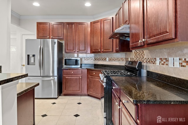 kitchen featuring stainless steel appliances, under cabinet range hood, crown molding, light tile patterned floors, and tasteful backsplash