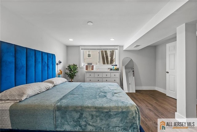 bedroom featuring visible vents, baseboards, dark wood-style flooring, and recessed lighting