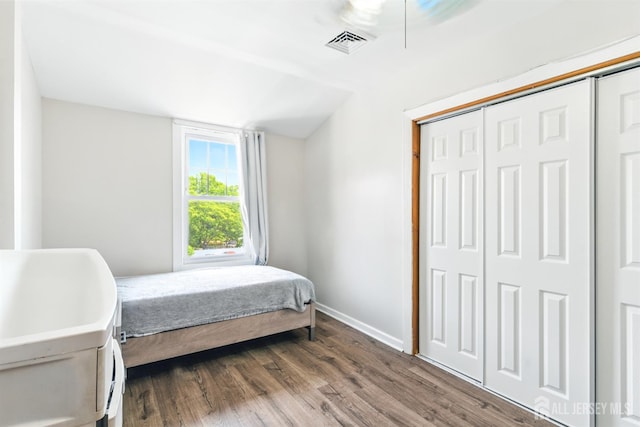 68 Pennsylvania Ave, Perth Amboy, NJ 08861 - bedroom with dark wood-style flooring, baseboards, a closet, and ceiling fan