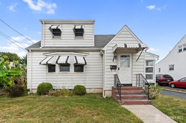 view of front of property featuring a front lawn