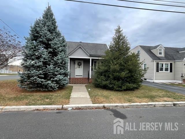 view of front of property featuring a front yard