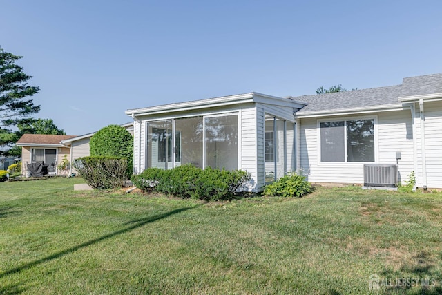 372-B Duranta Plz, Monroe, NJ 08831 - rear view of property featuring a lawn