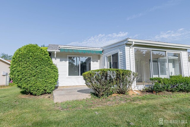 372-B Duranta Plz, Monroe, NJ 08831 - rear view of house featuring a yard