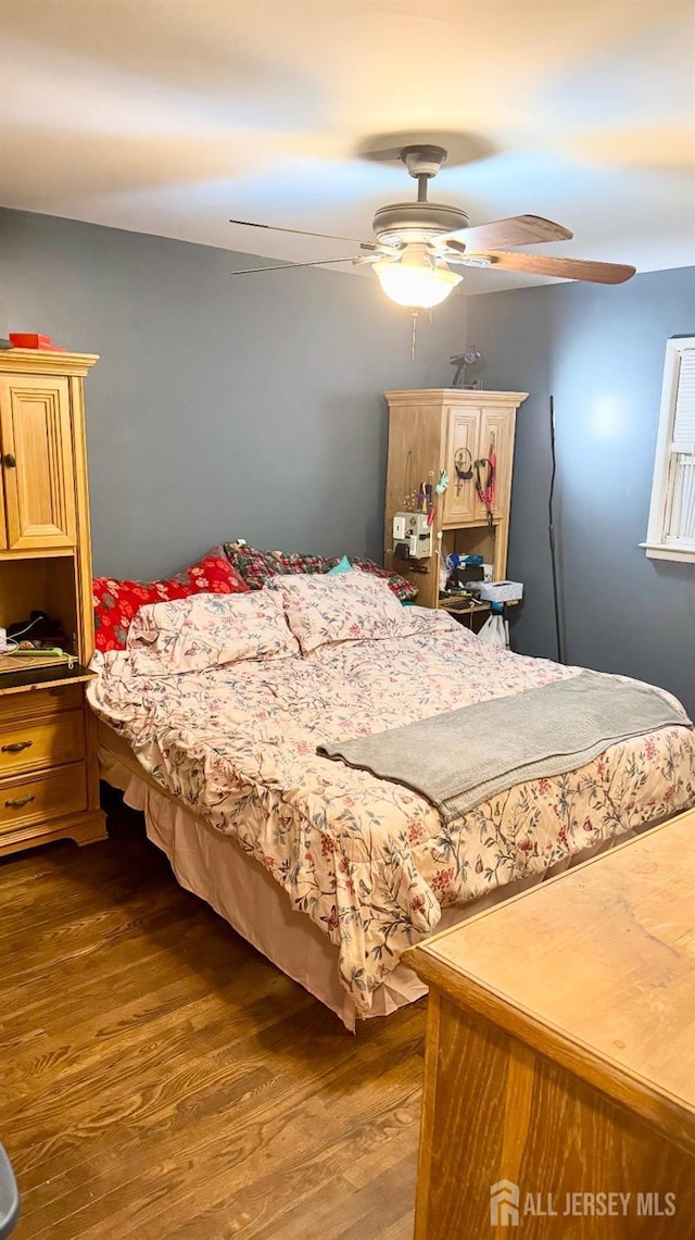 bedroom featuring dark wood finished floors and a ceiling fan